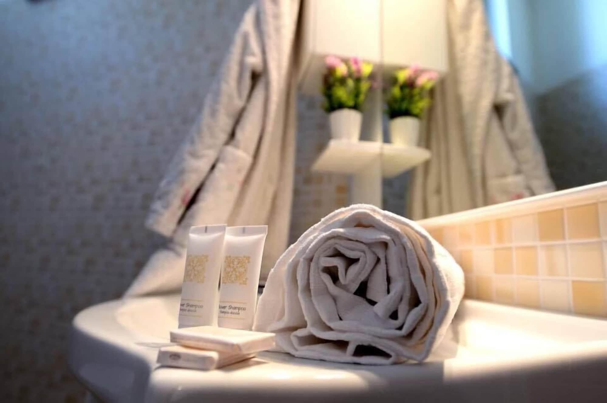 No Tag Urban Hotel Трани Экстерьер фото